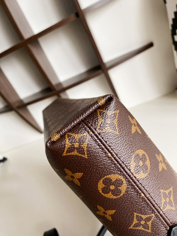 Handle and strap detail of classic sleek women's handbag – women's everyday handbag