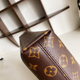 Handle and strap detail of classic sleek women's handbag – women's everyday handbag