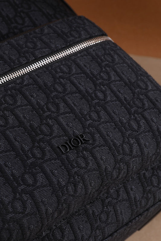 Handle and strap detail of statement signature women's handbag – women's premium purse