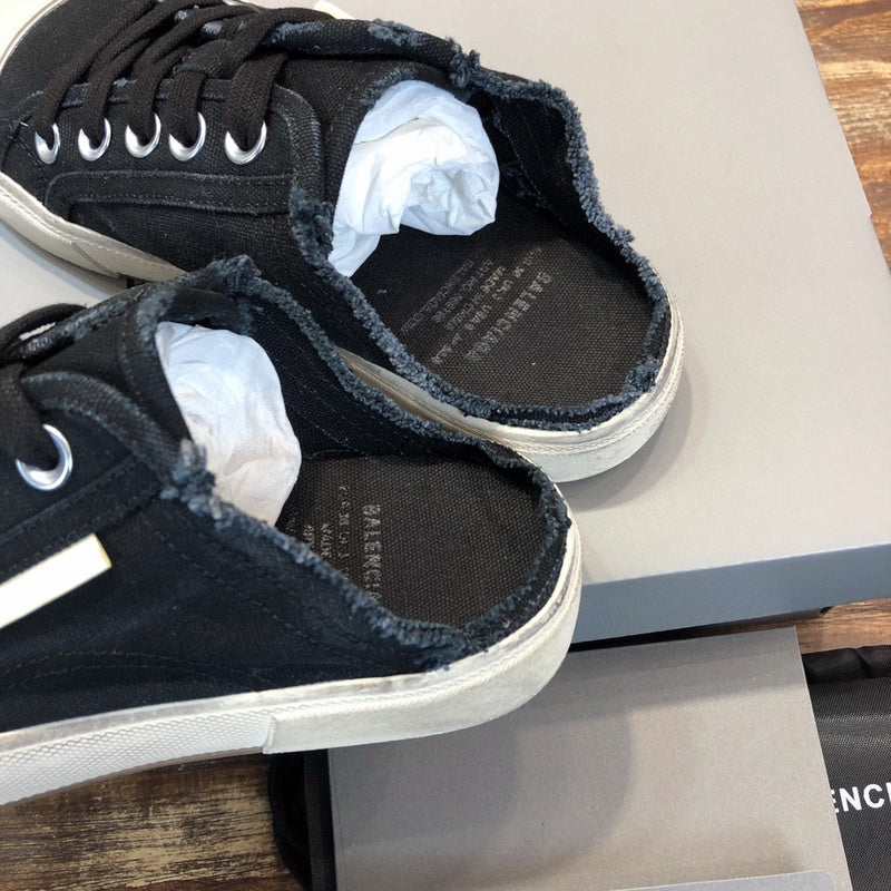 Zivas Charm Modern Minimalist Look Designer Shoes (Effortless Everyday Style) – Close-Up Detail