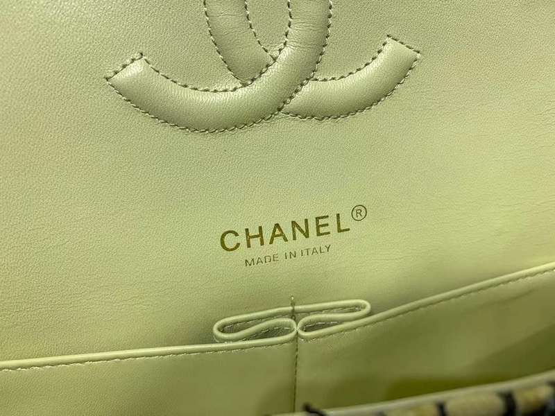 Zivas Charm Streamlined Design Luxury Handbag (Effortless Style Upgrade) – Lifestyle Shot