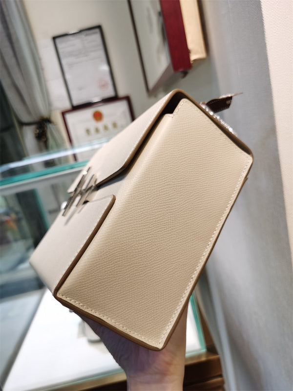  carryall bag close-up of hardware and finish