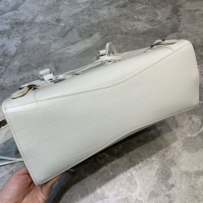 Effortless Vegan Leather Handbag - Statement Silhouette | Women's Fashion Handbag #684 - hardware and detail close-up (image 5) of designer-inspired handbag