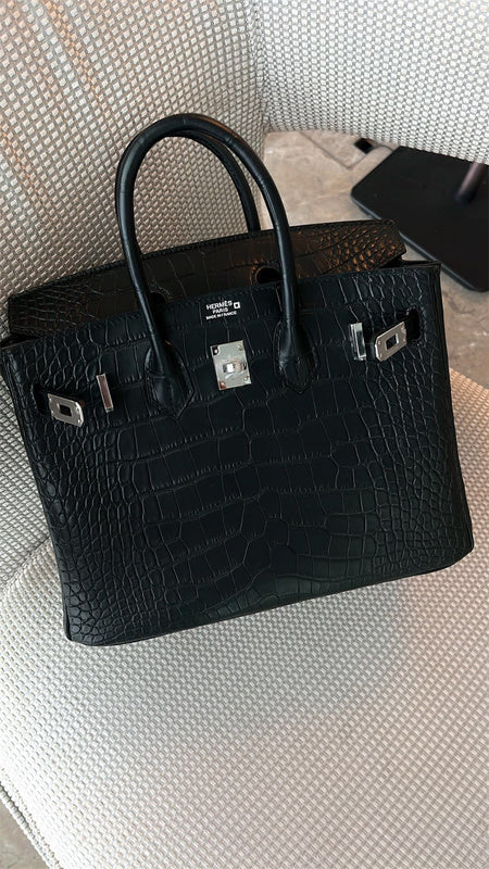  Smart structured bag carried on shoulder