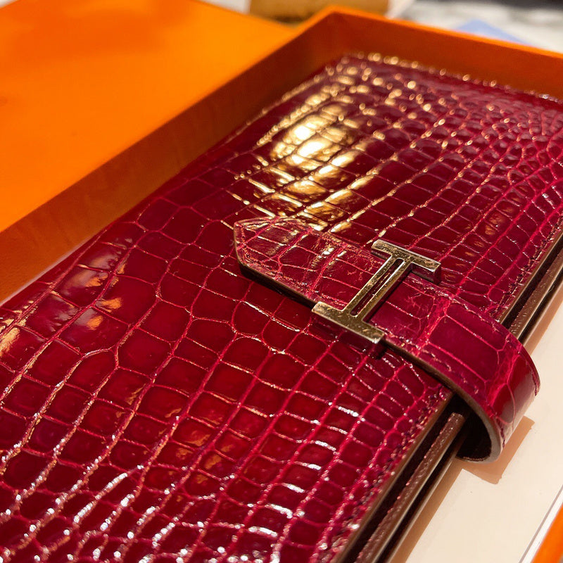 Sleek handbag styled for everyday wear