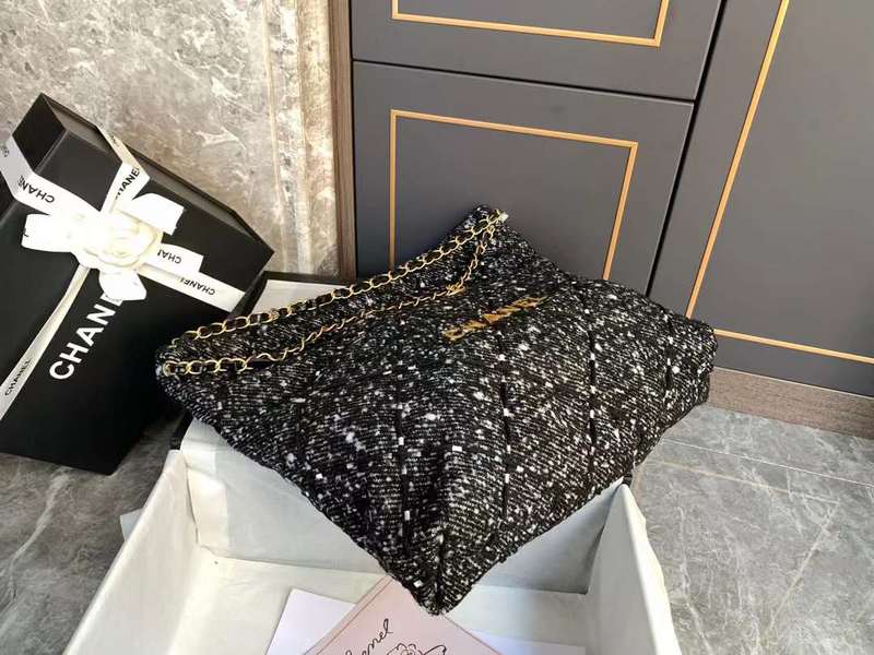 Zivas Charm Chic Craftsmanship Everyday Handbag (Effortless Style Upgrade) – Close-Up Detail
