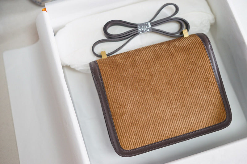 Effortless handbag styled for everyday wear