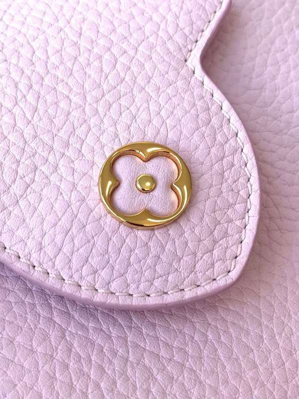 Handle and strap detail of sleek elevated women's handbag – women's premium purse