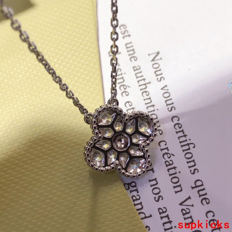 Full view of Van Cleef & Arpels unisex jewelry piece