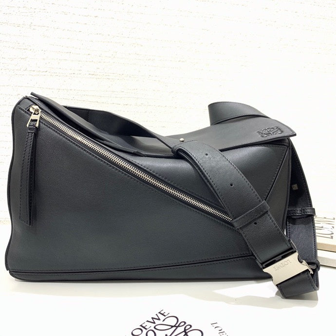 Ziva's Charm handbag – close-up view (36.5cm*23cm*15cm)