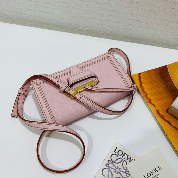 Ziva's Charm handbag – close-up view (20cm*10cm*4cm)