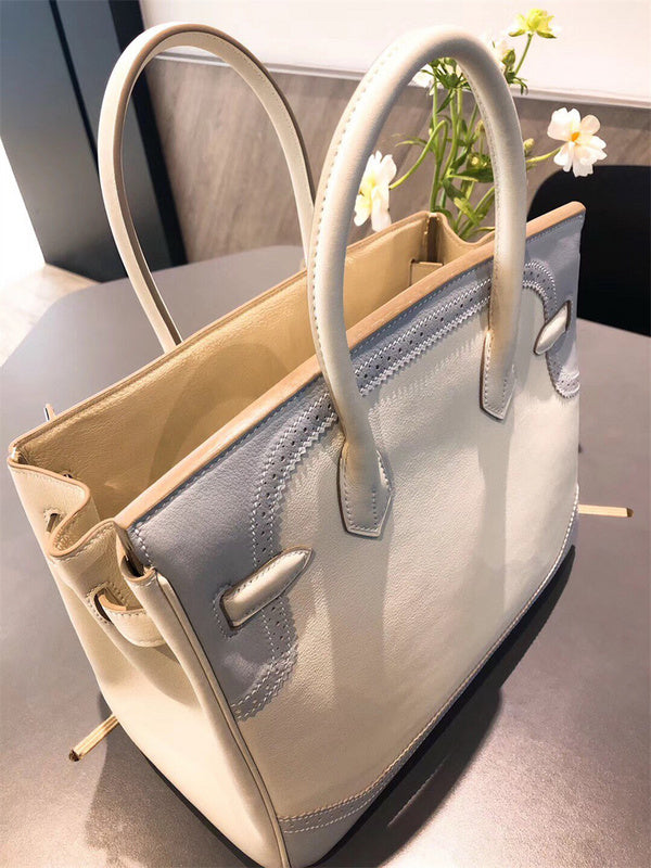  Elegant shoulder bag carried on shoulder 10