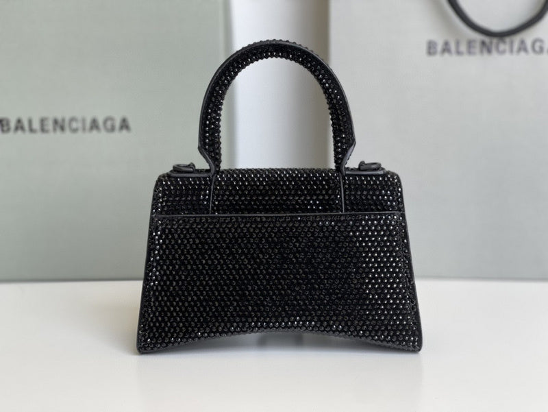 Zivas Charm Versatile Design Statement Handbag (Everyday Luxury Essential) – Lifestyle Shot
