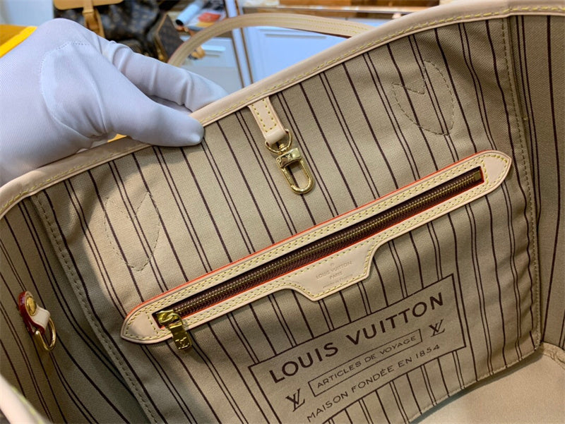  satchel close-up of hardware and finish 41