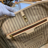  satchel close-up of hardware and finish 41