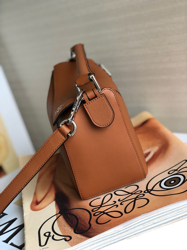 Ziva's Charm handbag – detail view (24cm*14cm*12cm)