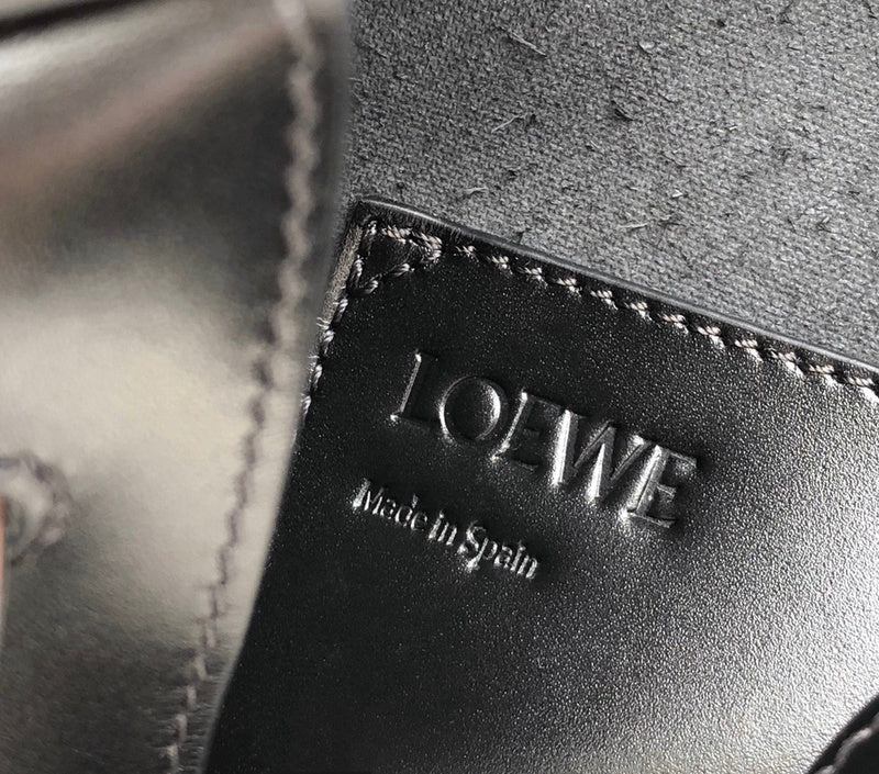 Ziva's Charm handbag – detail view (18cm*25cm*13.5cm)
