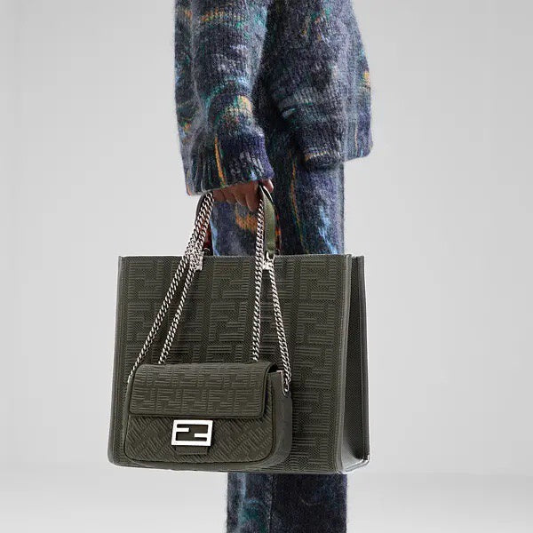 Ziva's Charm handbag – detail view (24cm*7cm*14.5cm)