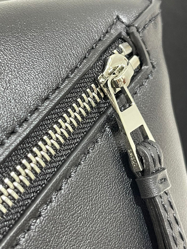 Ziva's Charm handbag – product shot (33.5cm*16.5cm*24cm)