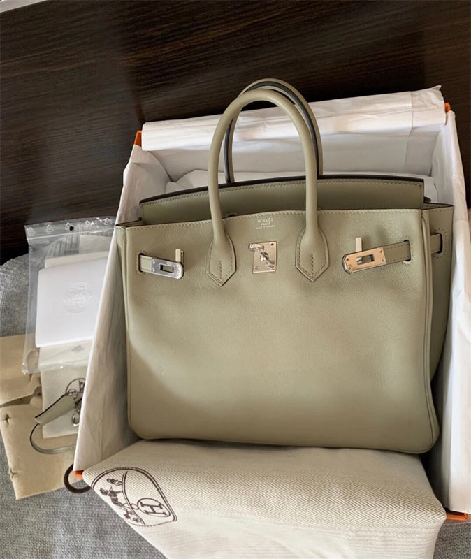  Tailored carryall bag front view
