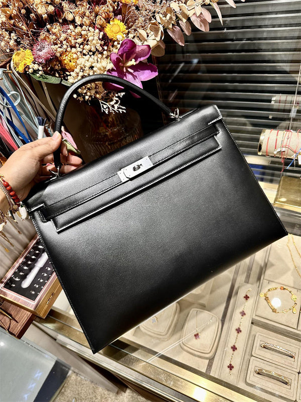  Refined shoulder bag carried on shoulder 10