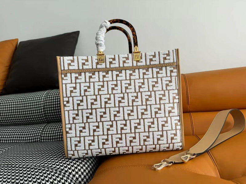 Ziva's Charm handbag – detail view (36cm*17cm*31cm)