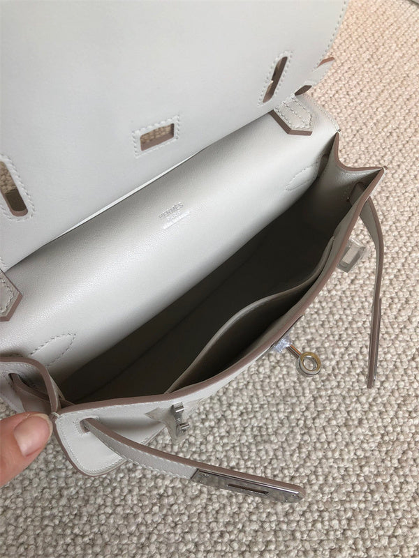  smart carryall bag styled with outfit 18