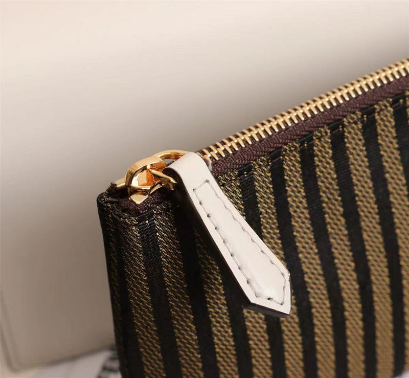 Ziva's Charm handbag – detail view (Standard Size)