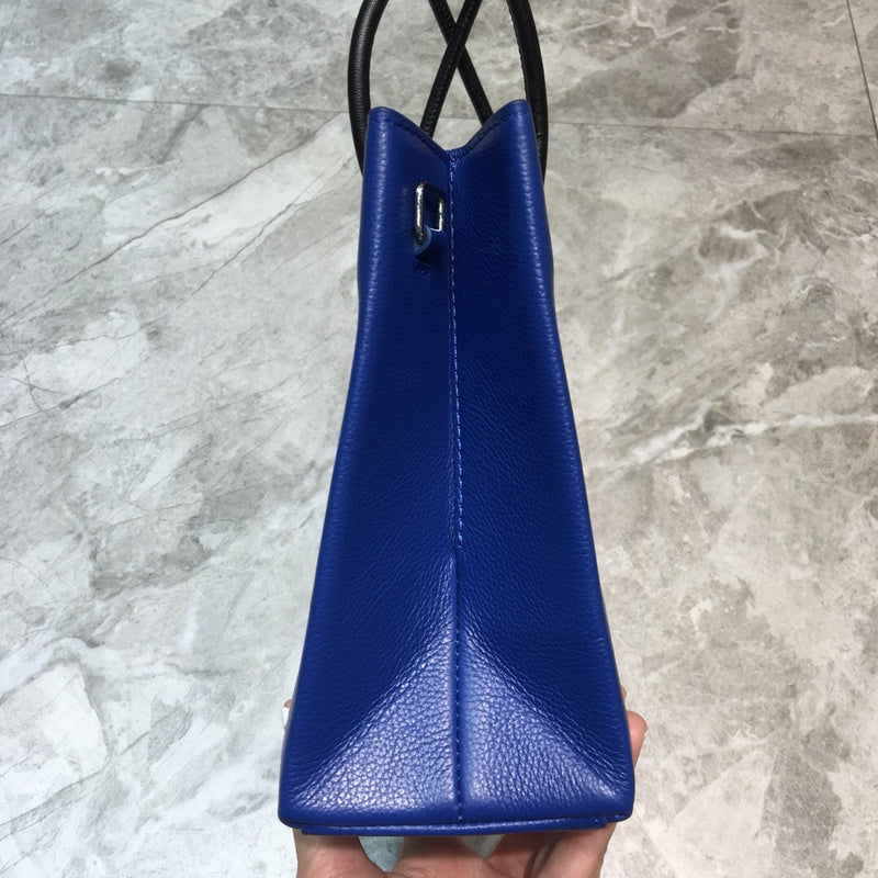 Understated Premium PU Leather Handbag - Versatile Everyday Design | Women's Designer-Inspired Purse #904 - hardware and detail close-up (image 5) of designer-inspired handbag