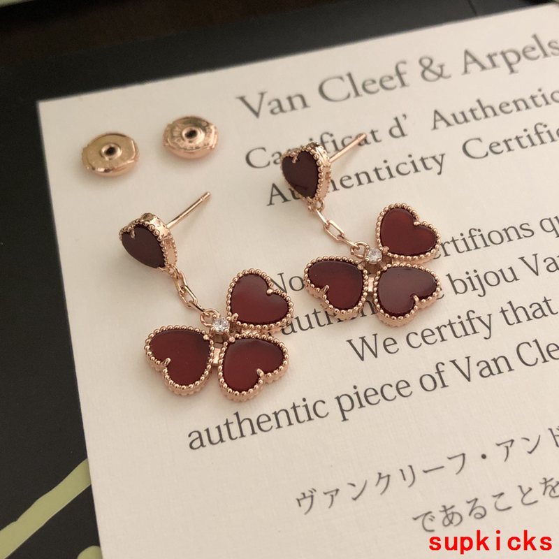 Angled view of Van Cleef & Arpels unisex jewelry piece