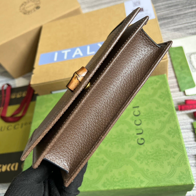 Handle and strap detail of signature modern women's handbag – women's everyday handbag