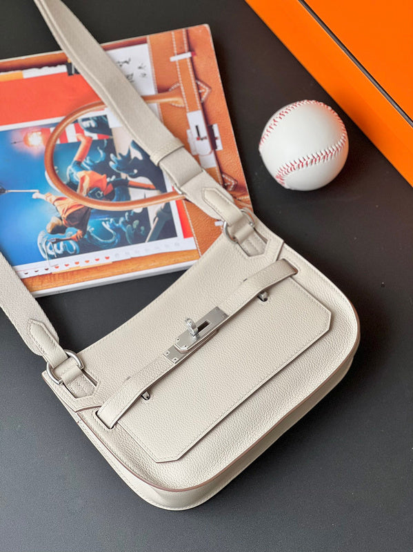  modern carryall bag detail view showing craftsmanship