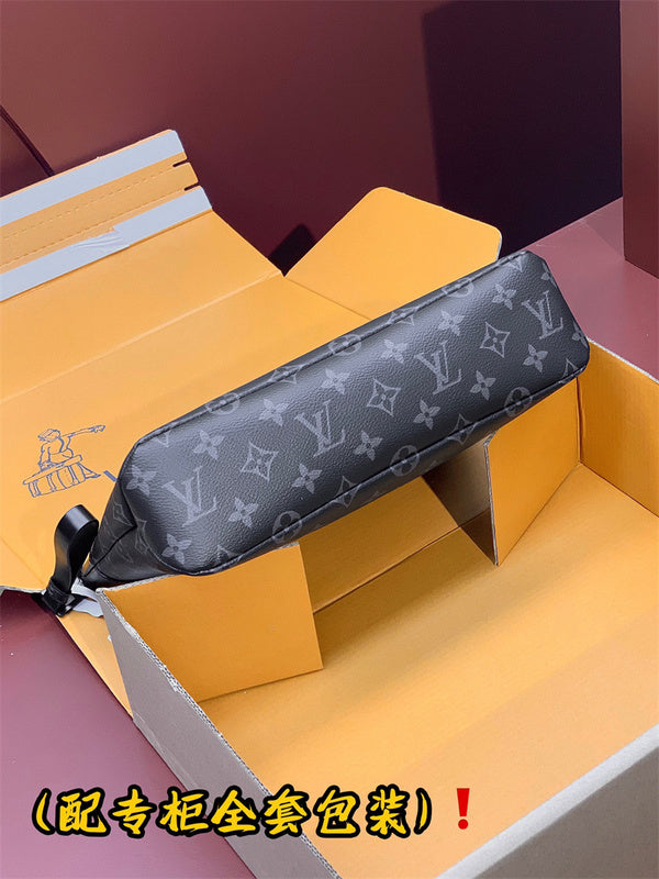  signature handbag styled with outfit 18