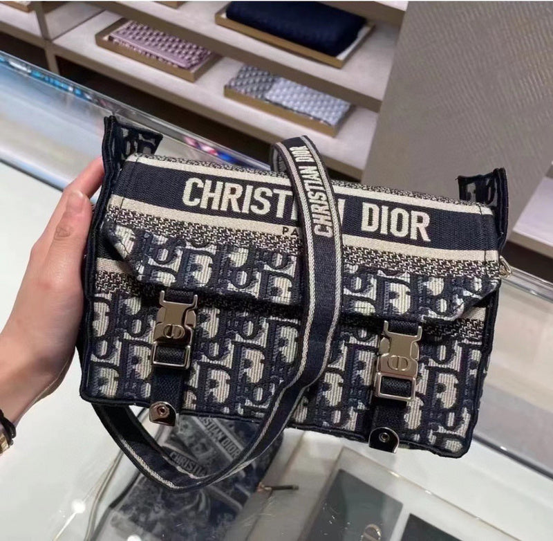 Handle and strap detail of structured signature women's handbag – women's designer-style accessory