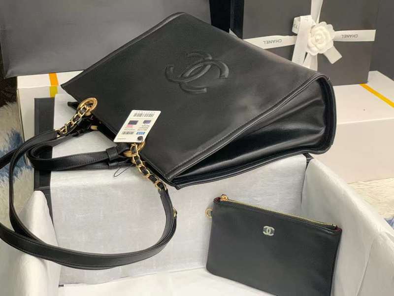 Zivas Charm Sleek Silhouette Luxury Handbag (Everyday Luxury Essential) – Close-Up Detail