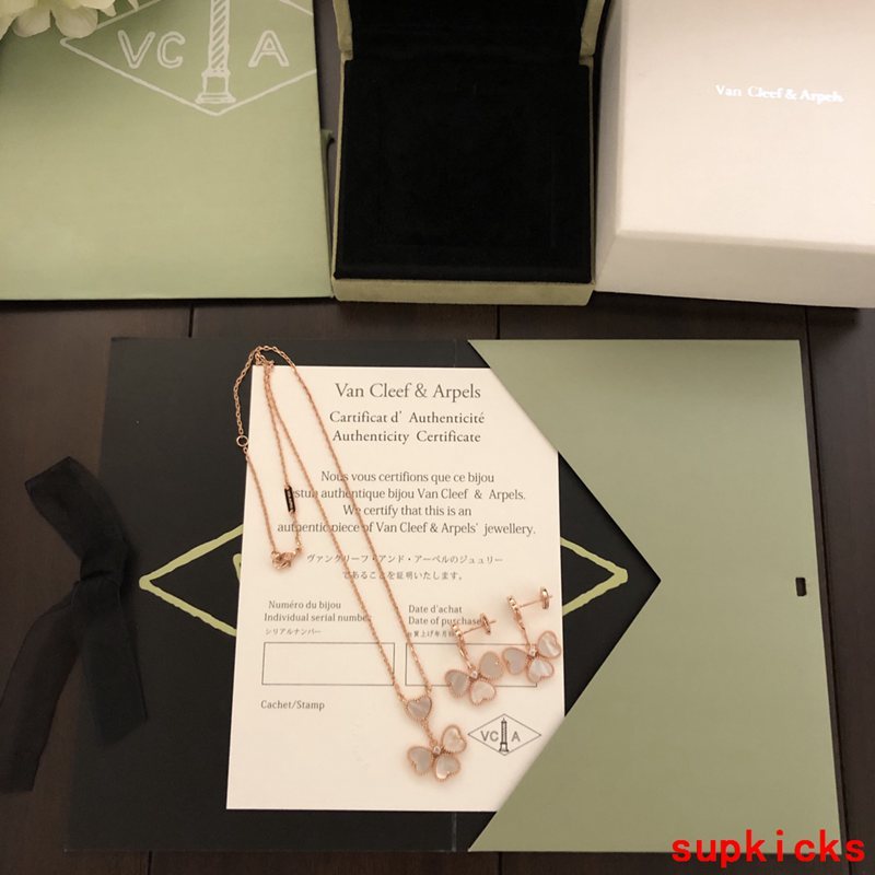 Side view of Van Cleef & Arpels unisex jewelry piece