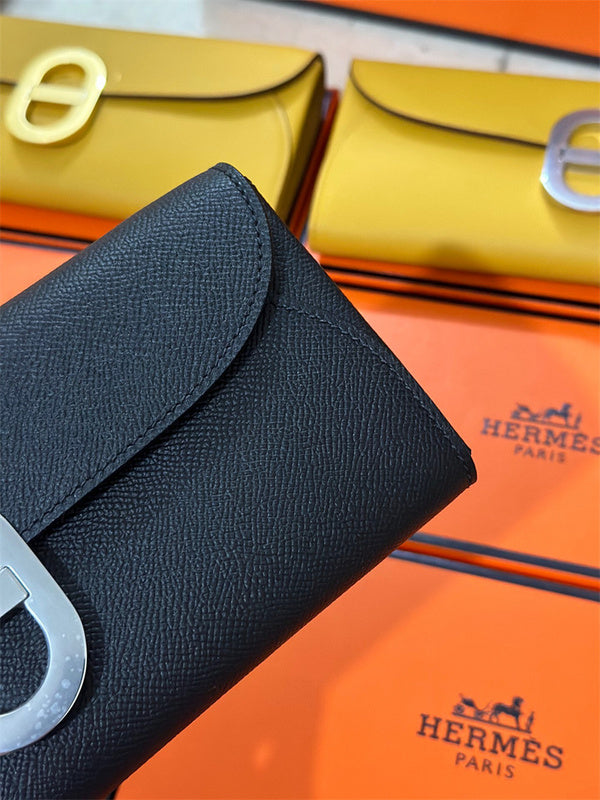 Close-up detail of effortless bag design