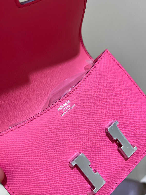 Side view of fluid structured handbag