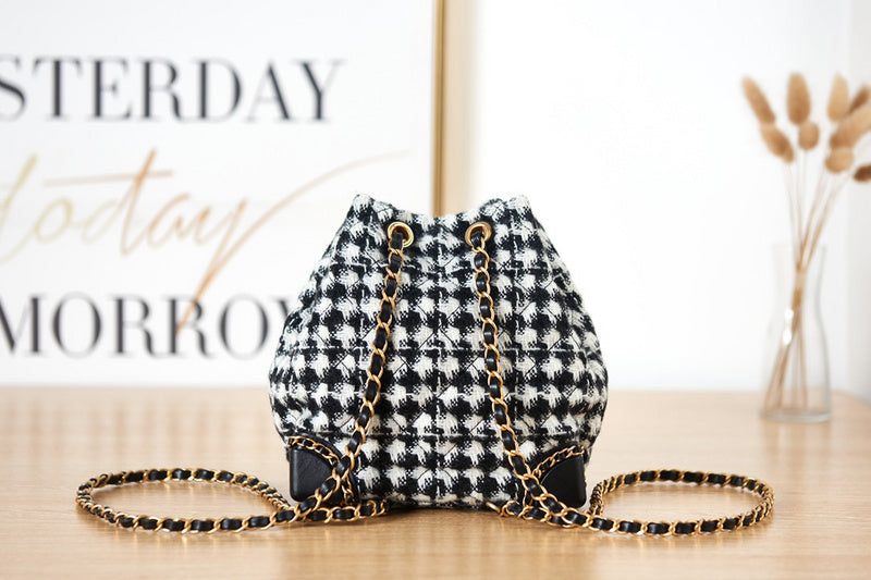 Zivas Charm Refined Everyday Style Designer Handbag (Versatile Style Statement) – Lifestyle Shot