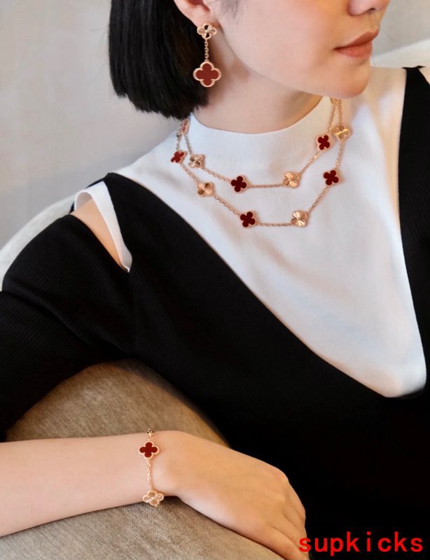 Close-up detail view of Van Cleef & Arpels unisex jewelry piece