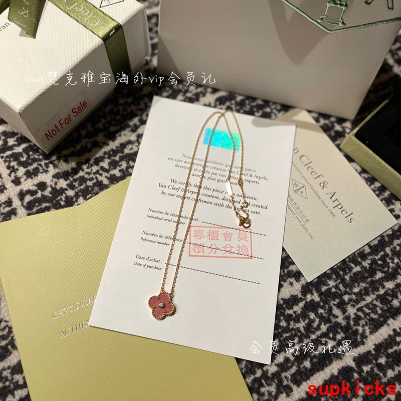 Side view of Van Cleef & Arpels unisex jewelry piece