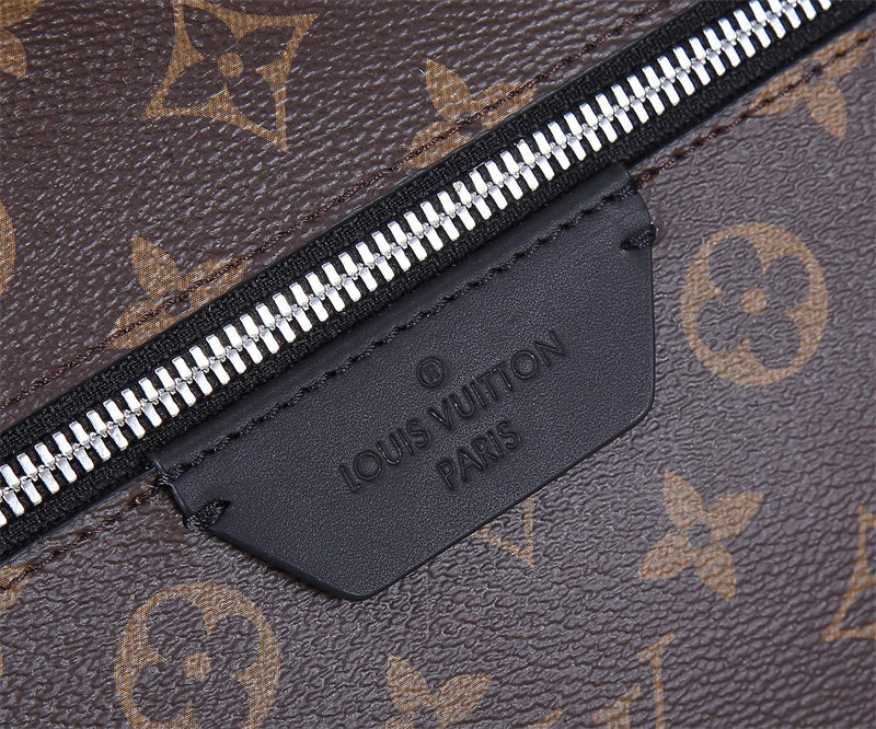  classic everyday bag detail view showing craftsmanship