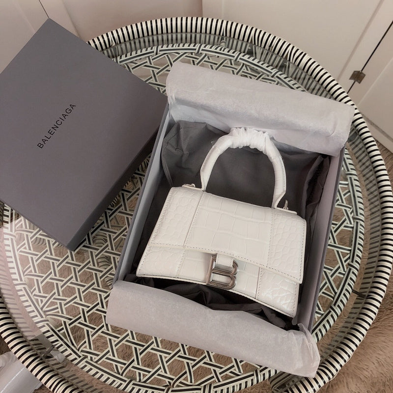 Interior view of everyday-luxe premium women's handbag – women's premium purse