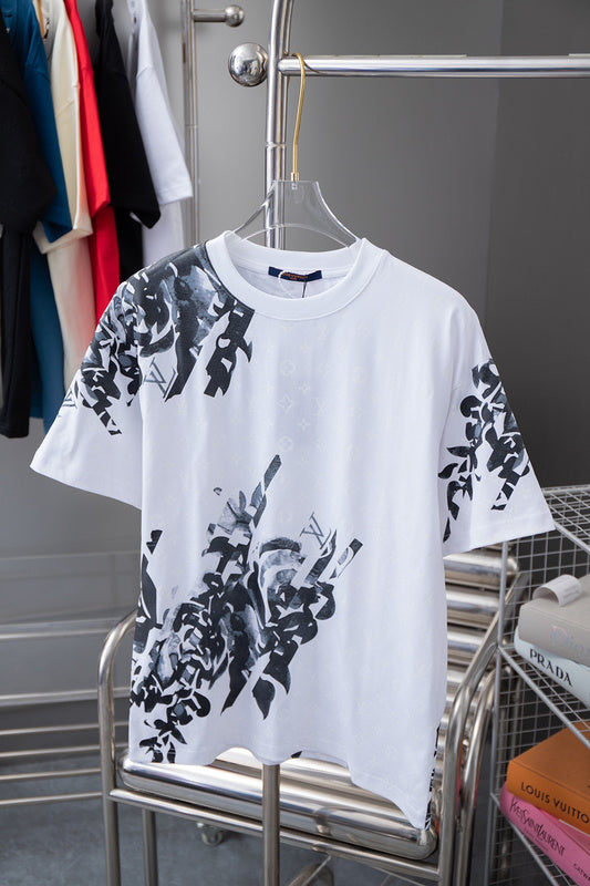 Full styled look of Louis Vuitton cotton t-shirt with logo-detail design