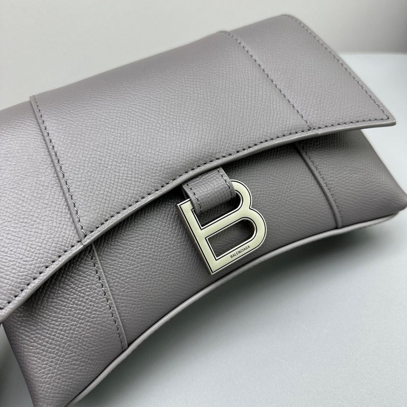 Zivas Charm Polished Finish Statement Handbag (Effortless Style Upgrade) – Close-Up Detail