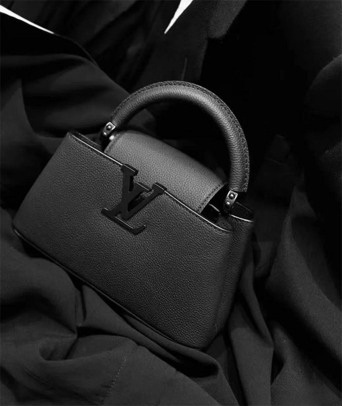  Versatile shoulder bag carried on shoulder 16