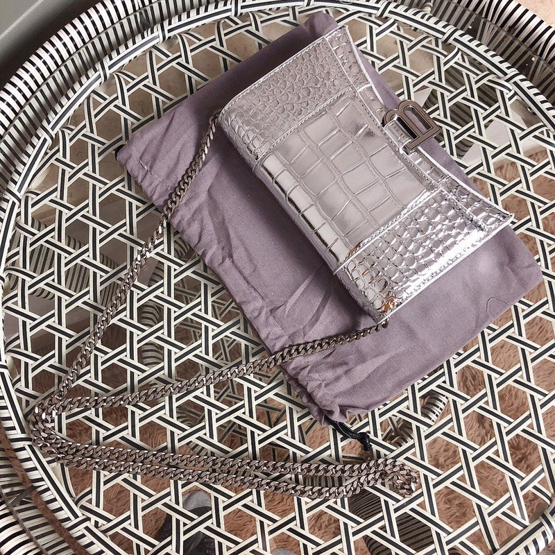Side profile of polished everyday-luxe women's handbag – women's designer-style accessory