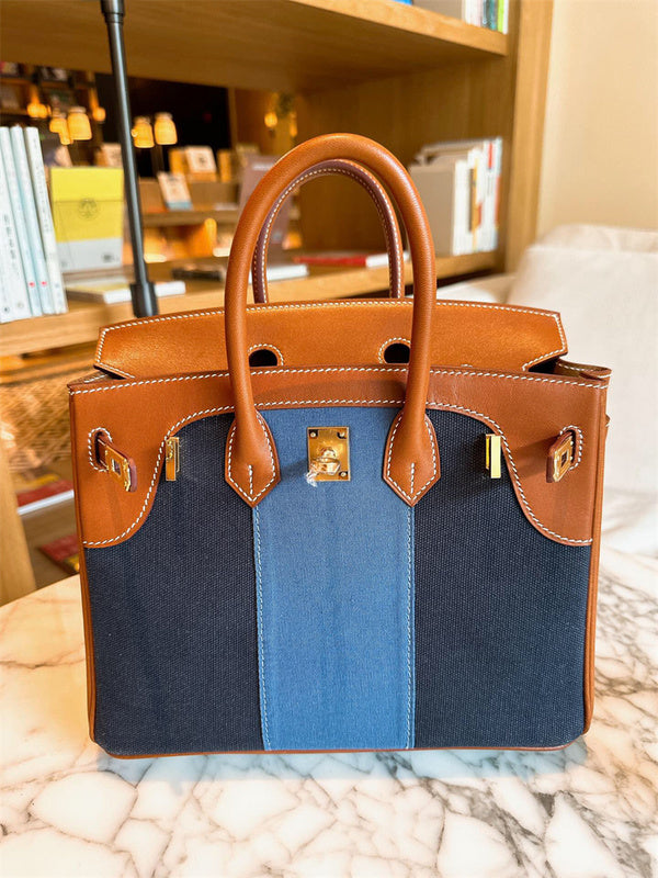  Classic shoulder bag front view