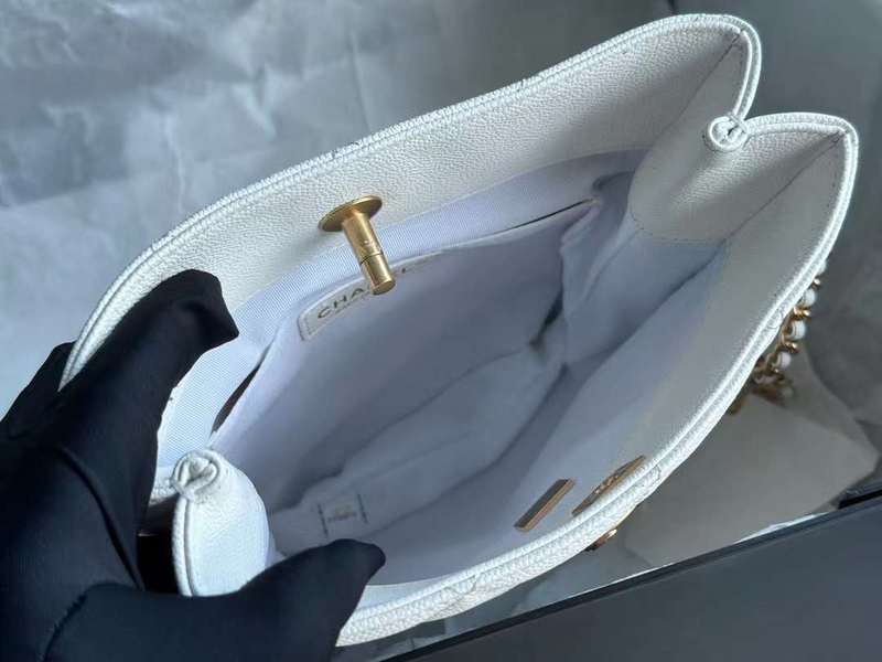 Zivas Charm Refined Structure Everyday Handbag (Effortless Style Upgrade) – Close-Up Detail