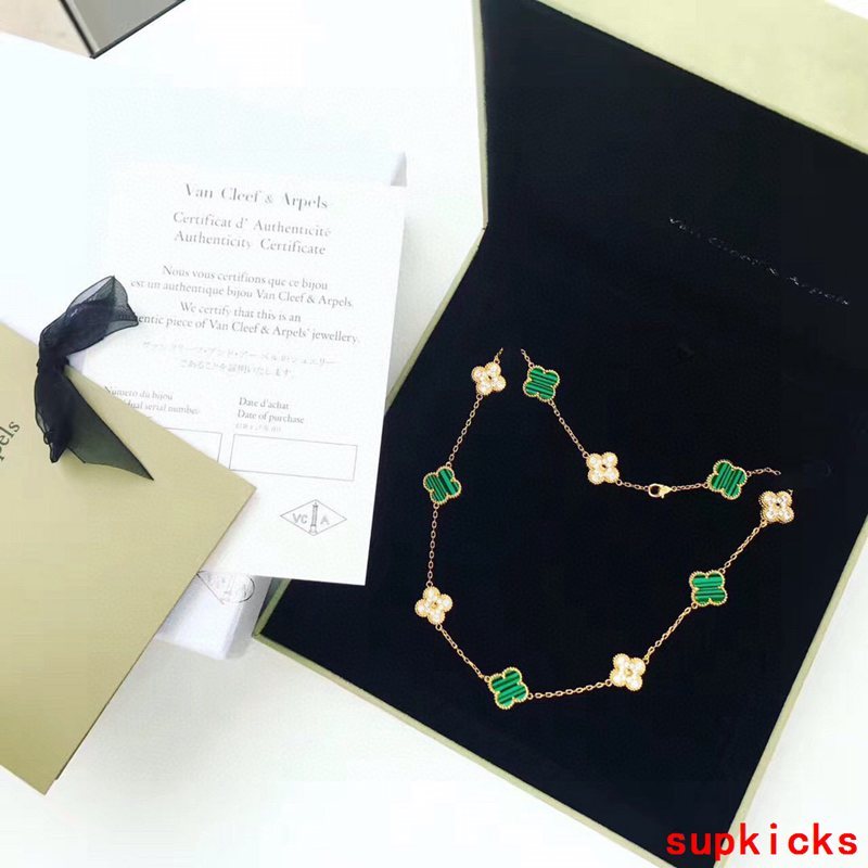 Side view of Van Cleef & Arpels unisex jewelry piece